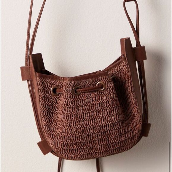 FREE PEOPLE CABANA CROSSBODY BAG IN A BEACH WOVEN DESIGN AND SLOUCHY SILHOUETTE - Picture 2 of 8